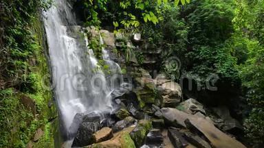 泰国Phitsanulok省的自然旅游景点，Pai sritong瀑布（<strong>金竹</strong>瀑布）。